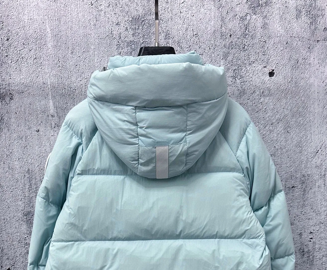 [𝗖𝗔𝗡𝗔𝗗𝗔 𝗚𝗢𝗢𝗦𝗘] Capsule Series Macaron Color White Label Fabric: Made of CORDURA gray cloth imported from Du Pont of the United States, soft Endura Luxe fabric, which enhances the durability of easy-to-wear parts, is lightweight and durable; the inner liner is made of T anti-velvet gallbladder, which is comfortable and soft, and does not rip through velvet. : Equipped with a detachable hood, which can be adjusted in two directions, and is also filled with down, which brings greater softness and wrapping around the head and neck, and is full of warmth. This parka has White trim on the back and around it, and the hardware locks are all original and custom-made, complementing the soft fabric color. Goose logo: The new Series silicone material logo on the official website, non-embroidered logo. Length: Fit hip-length. Size：XS-L